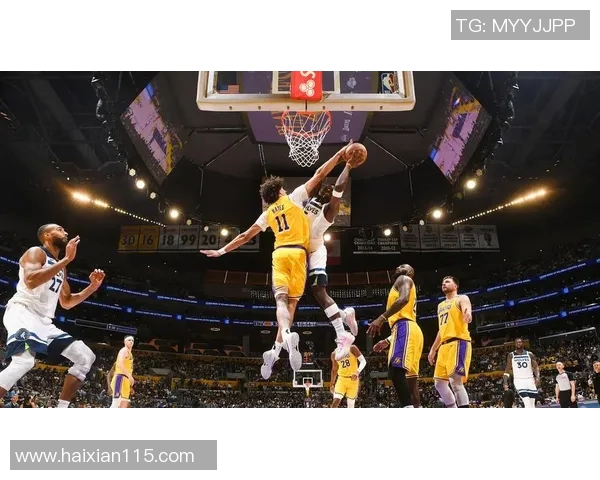 插翅难逃!库里突破拉杆上篮 还是没能躲过霍姆格伦血帽